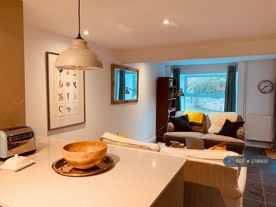 2 bedroom end of terrace house to rent - Photo 1