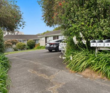 Tidy good sized two bedroom unit. - Photo 5