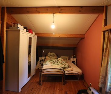 Een weekendverblijf met verdieping en met terras, carport en tuin. - Photo 5