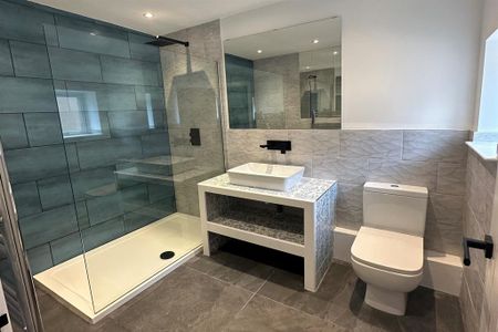 4 bedroom detached house to rent - Photo 2