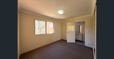 Large Modern unit with 2x Balconies and 2x Park - Photo 3