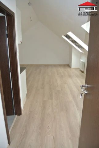 Pronájem světlého podkrovního bytu 1+kk, 39 m - Photo 4