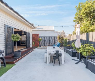 Stylishly Renovated Fully Furnished Cottage in Prime Location - Photo 5