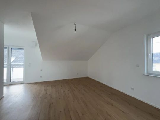 *Wallau! Neuwertige 4 Zi.-DG-Wohnung - gr. Balkon - ruhige Lage* - Photo 1