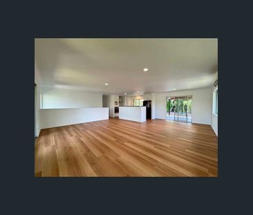 AN IMPRESSIVE 5-BEDROOM HOME! - Photo 1