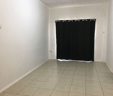 Large 2 Bedroom unit - Close to town - Photo 4