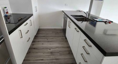 3 Bedrooms, 2 Bathrooms - Photo 3