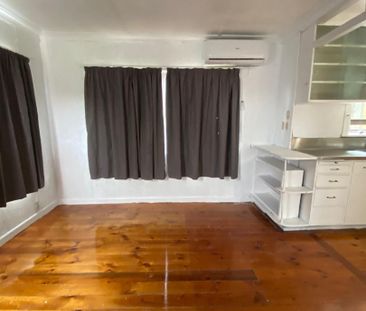 DRURY, 5 BEDROOMS - Photo 1