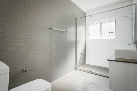 Stunning Home - Solar panels! - Photo 3