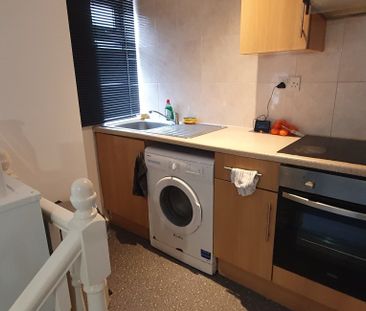 FLAT 3, 2 West Luton Place, Adamsdown, Cardiff, CF24 0EW - Photo 2