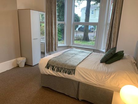 Lovely House Share property minutes from the Train Station Room 11 - Photo 5