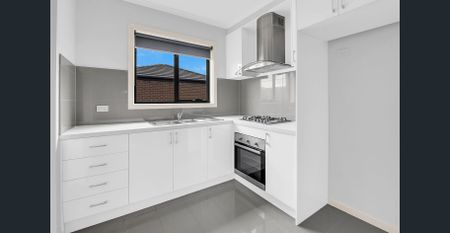 Spacious and light filled living - Photo 4