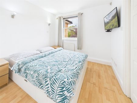 Barneby Close, Twickenham, Middlesex, TW2 - Photo 3