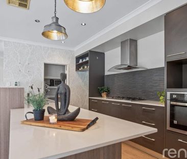 SPACIOUS FAMILY LIVING WITH STYLE & COMFORT! - Photo 5