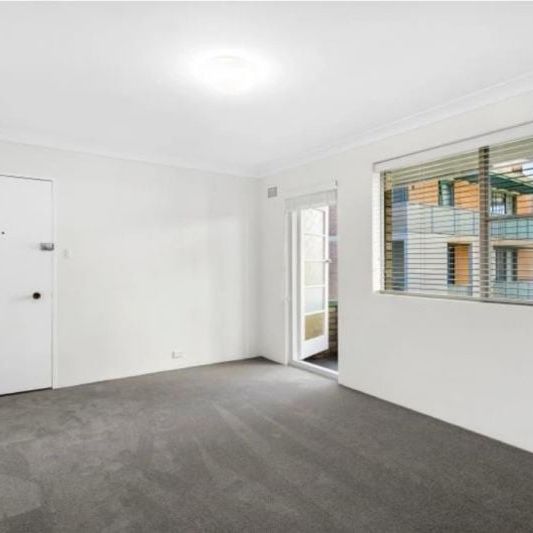 One Bedroom Apartment in Prime Location - Photo 1