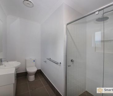 Contemporary Family Living in Palmview - Photo 6
