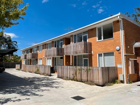 Semi-Furnished One-Bedroom Apartment Near Monash University - Photo 2