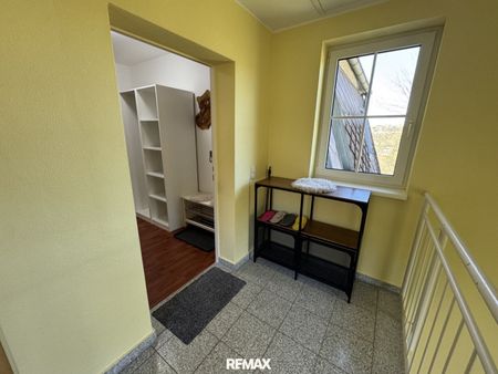 Charmante 3-Zi DG-Wohnung mit moderner Küche - RUHIGE Aussichtslage - Loggia & Carport - Photo 5