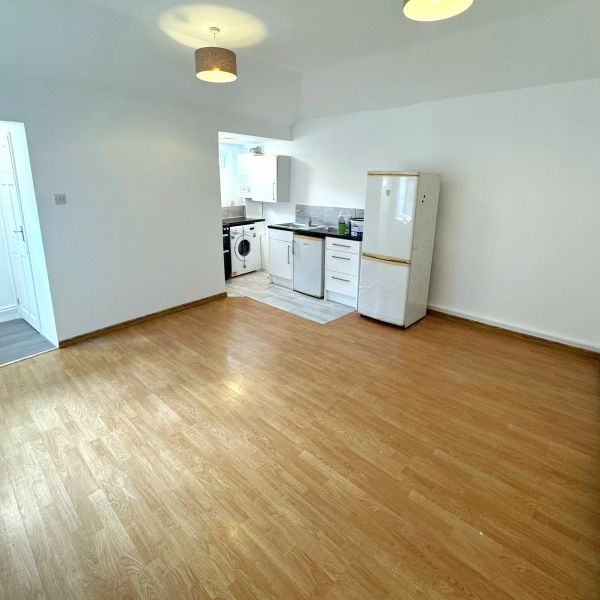 112B Oatlands Drive, WeybridgeProperty for lettings - Seymours - Photo 1