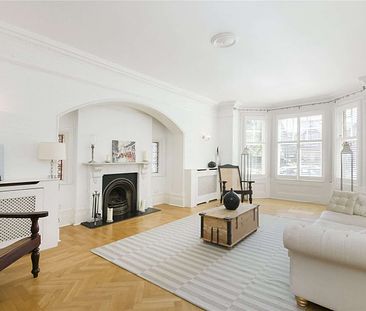A beautiful, three bedroom, ground floor, period conversion located on Madeley Road. - Photo 2