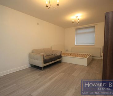 Kenmore Gardens, Edgware, HA8 - Photo 2