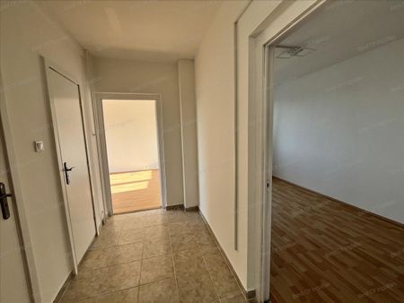 Kiadó jó állapotú panel lakás - Győr - Fotó 3