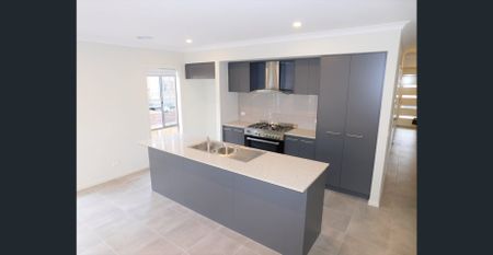 FOUR BEDROOM FAMILY HOME WITH LANDSCAPED GARDENS - Photo 5