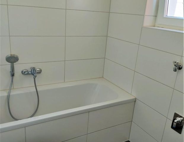 Einzigartige 3-Raum-Whg. mit großen Erkern am Planitzer Markt - Foto 1