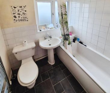 3 bedroom end of terrace house to rent - Photo 1