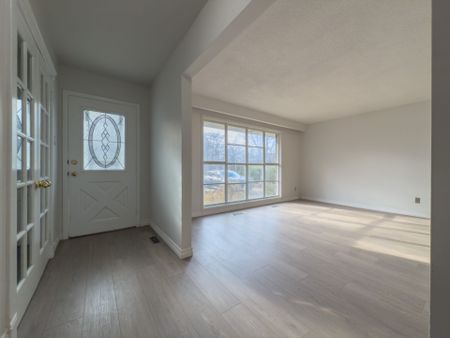 For Lease - 343 Bronte Road, Oakville, Ontario - Photo 4