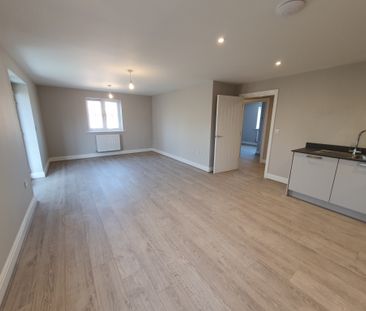 2 Bed 2 Bath – move in for Christmas for extended lease! - Photo 3