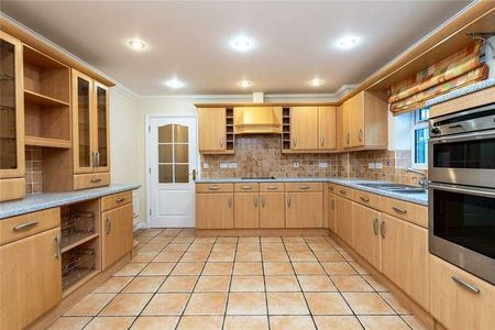 Pintail Drive, Iwade, Sittingbourne, Kent, ME9 - Photo 2