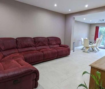 Van Dyck Avenue, New Malden, United Kingdom, KT3 - Photo 2