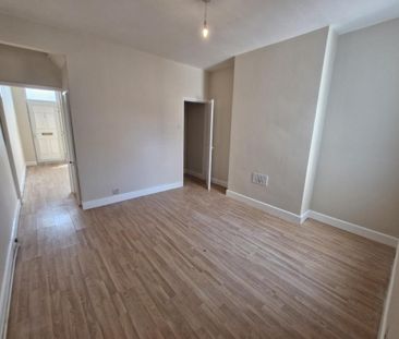 3 bedroom house - end terrace to rent - Photo 1