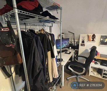 1 bedroom in a flat share to rent - Photo 3