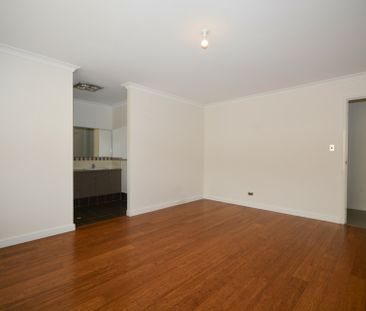 Large Family Home with Swimming Pool! - Photo 4