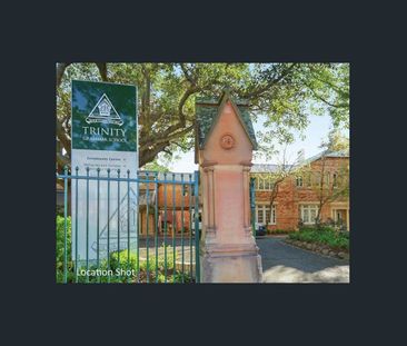 A North facing one bedder with a huge lock-up garage+storage - Photo 2