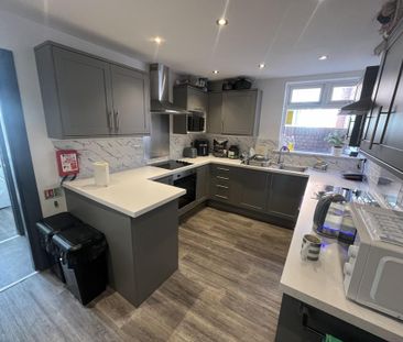 1 bedroom in a house share to rent - Photo 2
