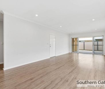 SPACIOUS FAMILY LIVING WITH SIDE ACCESS & ENTERTAINER'S APPEAL - Photo 1