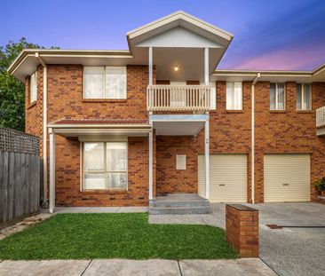 Well Maintained Three Bedroom Townhouse ! - Photo 1