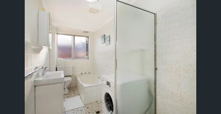 Oversized one bedroom apartment in the heart of Freshwater - Photo 3