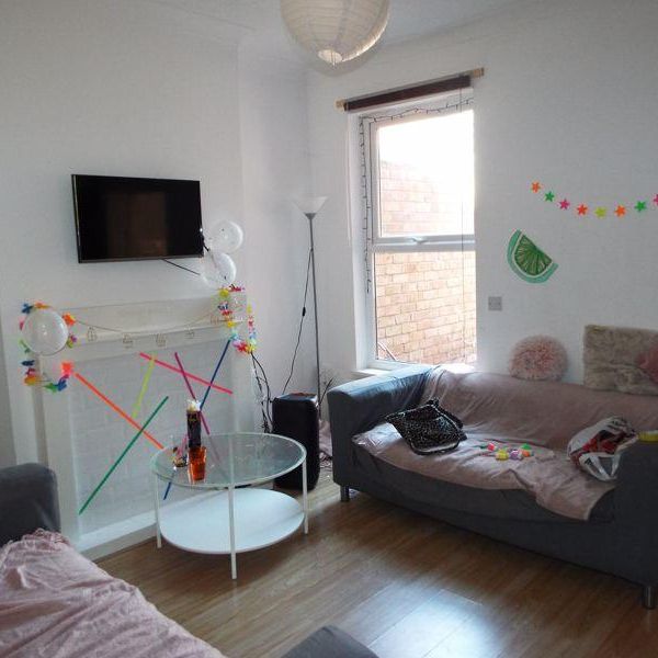 4 bedroom terraced house to rent - Photo 1