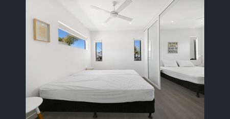 Experience the Epitome of Gold Coast Waterfront Living in This Stunning Fully Furnished Designer Residence Located in the Heart of Broadbeach Waters - Photo 2