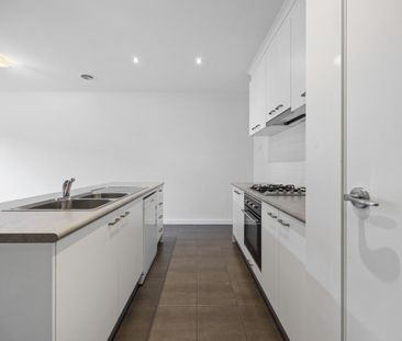 LOW MAINTENANCE 4 BEDROOM TOWNHOUSE - Photo 1