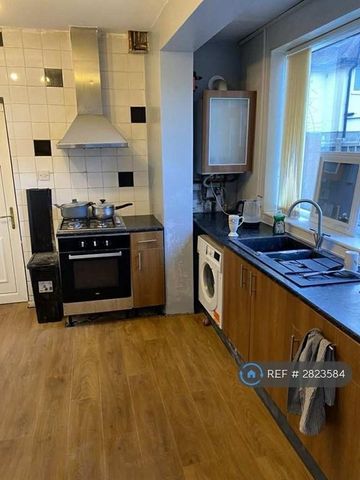 1 bedroom in a house share to rent - Photo 5