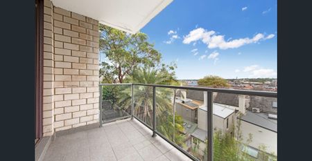 Elevated two-bedroom apartment with water views - Photo 4