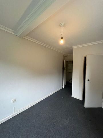 Large 1 Bedroom Flat on Hataitai Road - Photo 3