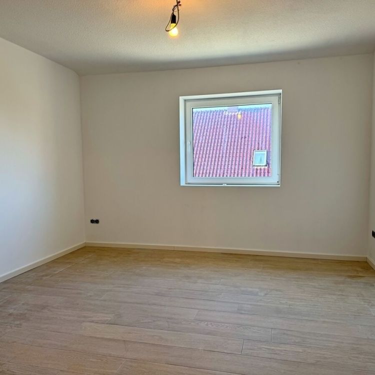 Erstbezug: Großzügige Oberwohnung mit Carport in Kanallage von Großefehn - Foto 1