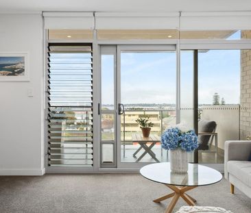 Stylish Living in the Heart of Como - Photo 4