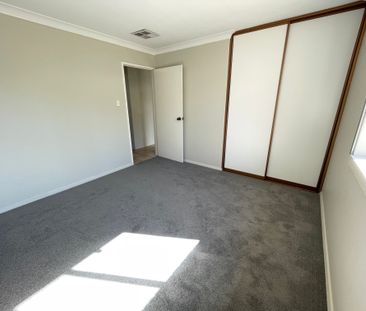 Spacious family living with poolside paradise! - Photo 1